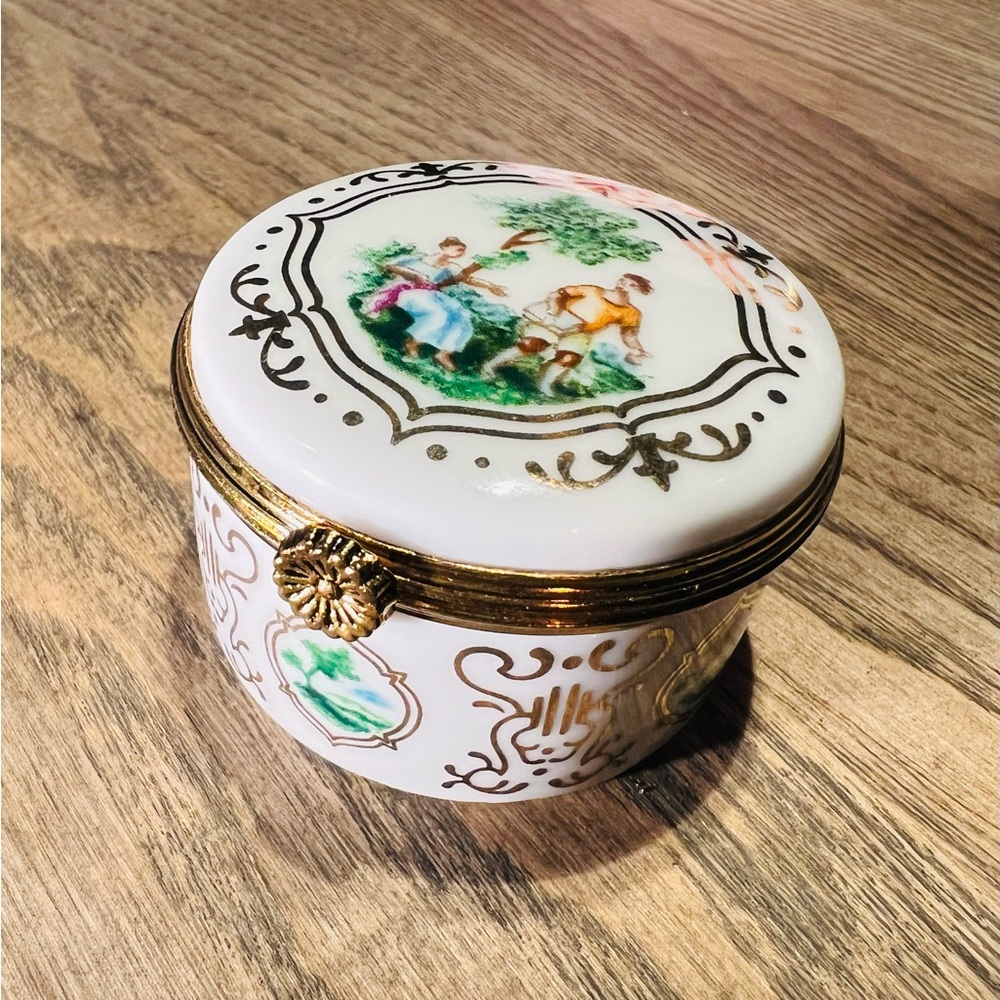 Elegant White and Gold Decorative Box by Del Prado